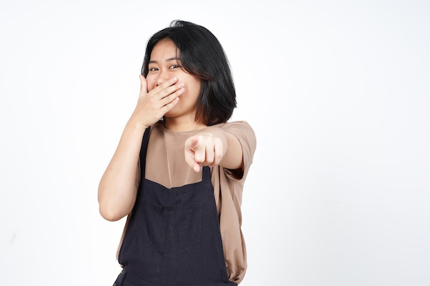 Pointant vers vous et riant de belle femme asiatique isolée sur fond blanc