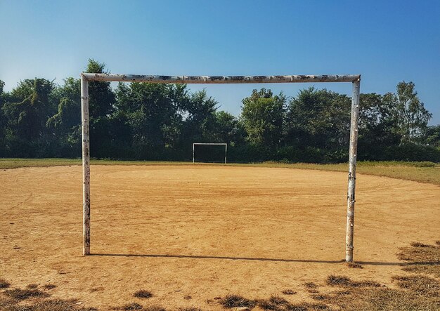 Pointe de but sur un terrain de football contre un ciel dégagé