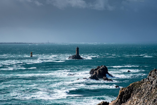 La Pointe du Raz Bretagne Les vagues géantes de l'océan Atlantique se brisent sur les rochers