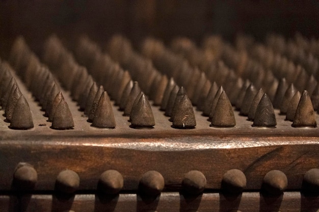 Photo des pointes de fer de torture, une chaise médiévale.