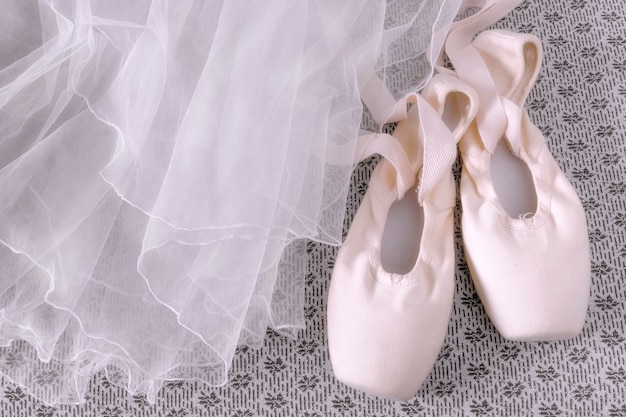 Des pointes roses et une pièce de costume de ballet