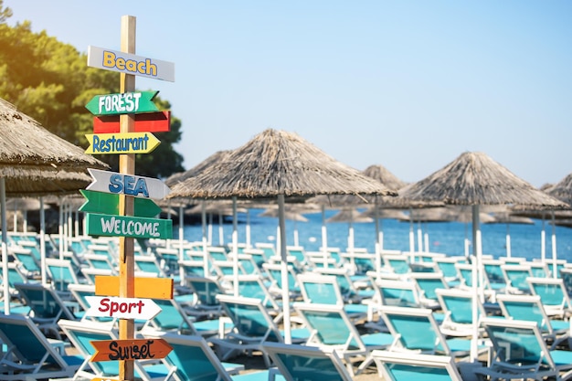 Pointeur en bois vers le concept de plage de temps pour se détendre les vacances d'été sur la mer océan