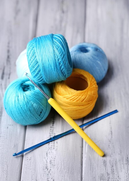 Points d'écoute colorés et crochet sur fond de bois