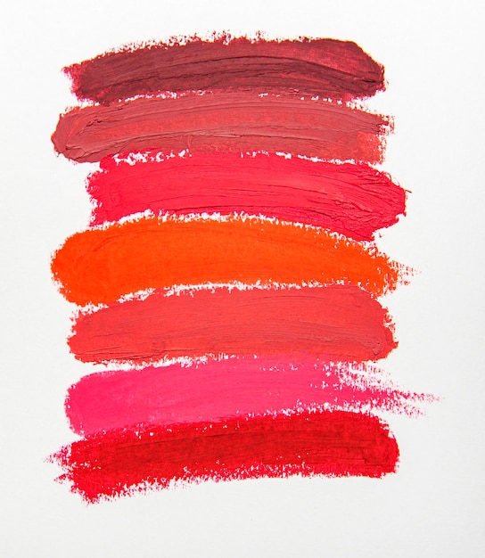Photo points de rouge à lèvres pour le maquillage en tant qu'échantillon de produit cosmétique sur fond blanc