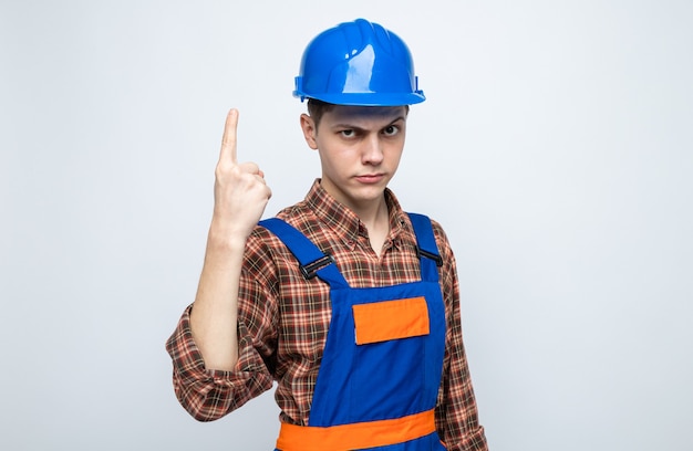Points stricts au jeune constructeur masculin portant l'uniforme