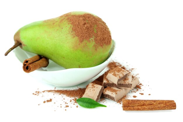 Poire au chocolat et cannelle isolé sur blanc