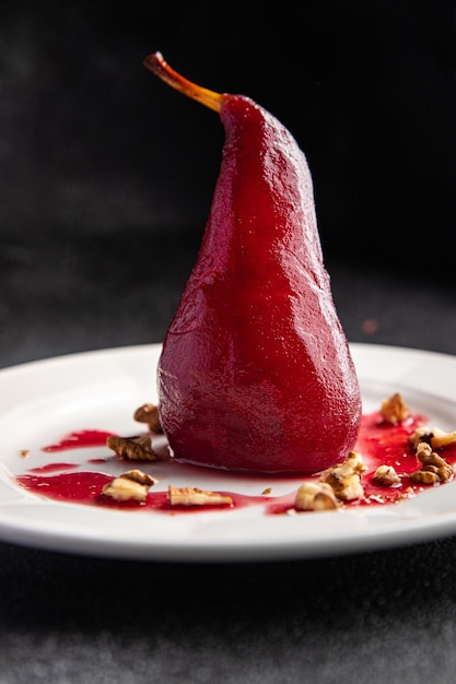 poire au vin rouge dessert sucré cuisine française repas sain nourriture collation sur la table copie espace nourriture