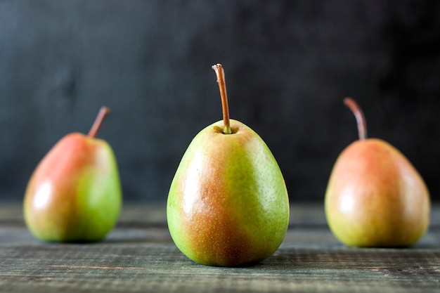 Poire biologique mûre fraîche sur table en bois rustique