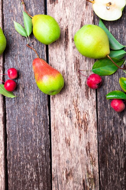 Poire sur bois rustique.