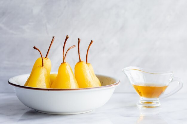 Poire caramélisée au miel. Dessert aux fruits sucrés pour le dîner. Fruits grillés aux herbes. Cuit au four avec du sucre.