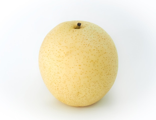 Poire chinoise isolée sur fond blanc.