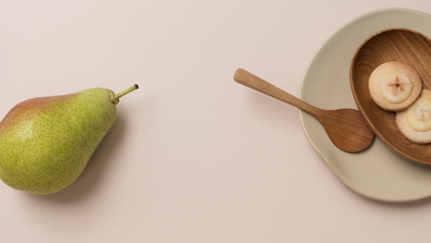 Une poire et des cookies sur la table