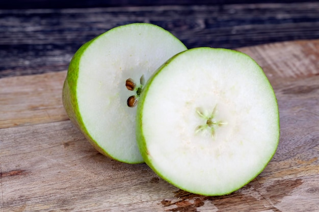 Poire coupée en morceaux et tranches pendant la cuisson