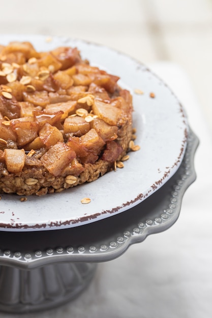 Poire et crumble aux pommes sur un support à gâteau