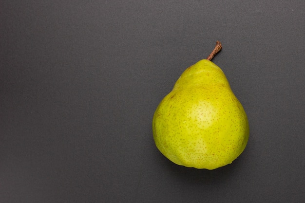 Poire sur fond noir