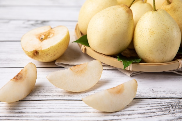 Poire fraîche isolée au-dessus de la table en bois