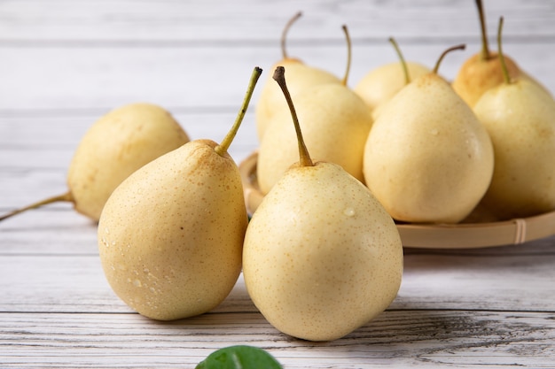 Poire fraîche isolée au-dessus de la table en bois