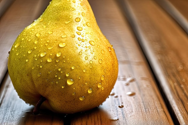 Une poire jaune avec des gouttes d'eau dessus