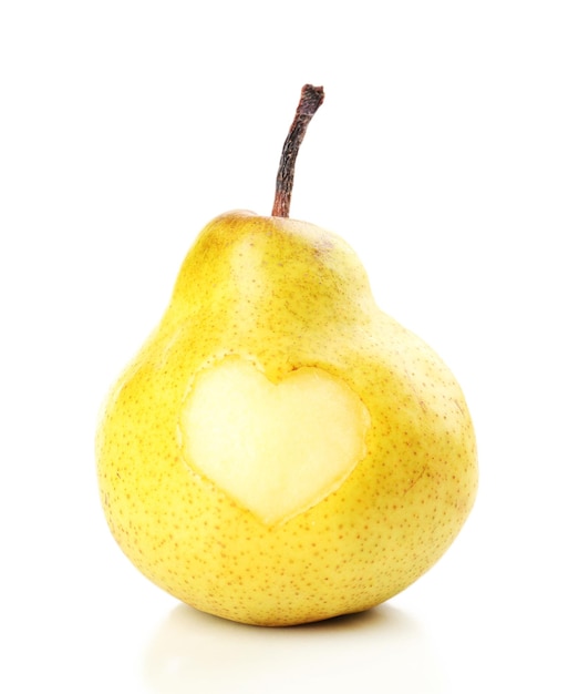 Poire mûre avec coeur isolé sur blanc