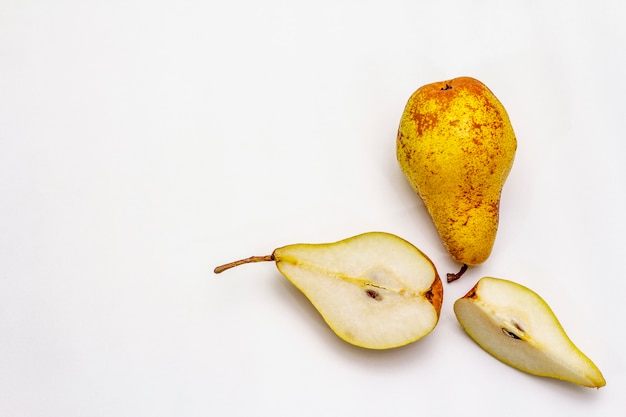 Poire simple mûre. Fruits entiers frais, moitié tranchés, graines.