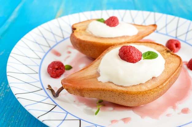 Poire sucrée au sirop de framboise à la crème framboises fraîches