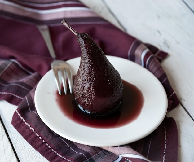 Poire sucrée cuite avec un délicieux dessert au vin rouge