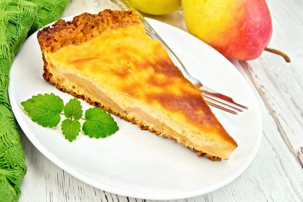 Poire tarte à la crème sure à bord