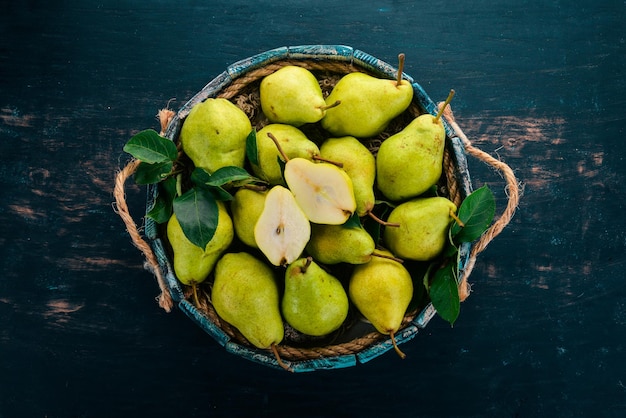 Poire verte fraîche Assortiment de poires dans une boîte en bois Sur le tableau noir Espace libre pour le texte Vue de dessus