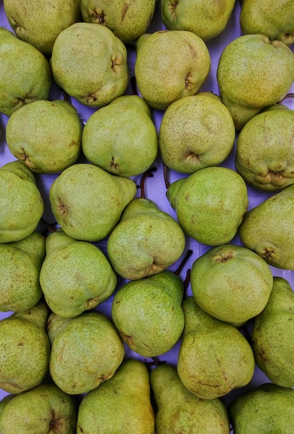 Photo une poire verte fraîche dans la vitrine d'un supermarché