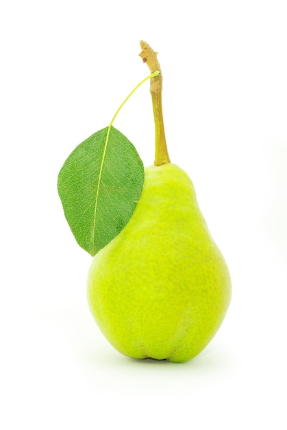 Poire verte fraîche mûre avec feuille isolée sur blanc