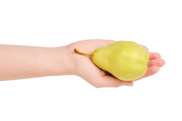 Poire verte isolée sur fond blanc dans les mains de la femme.