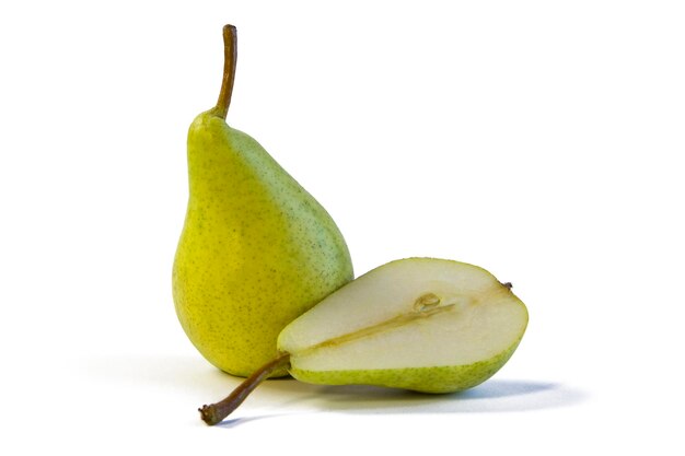 Poire verte et jaune mûre isolée sur fond blanc