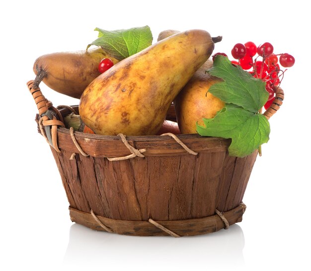 Poire et viorne dans panier isolated on white