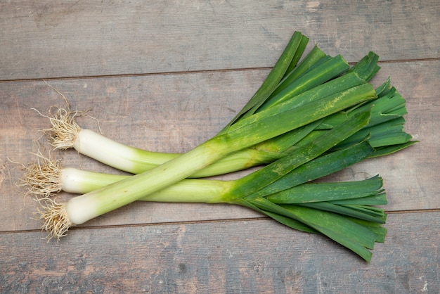 Poireaux biologiques frais de la ferme sur la table en bois