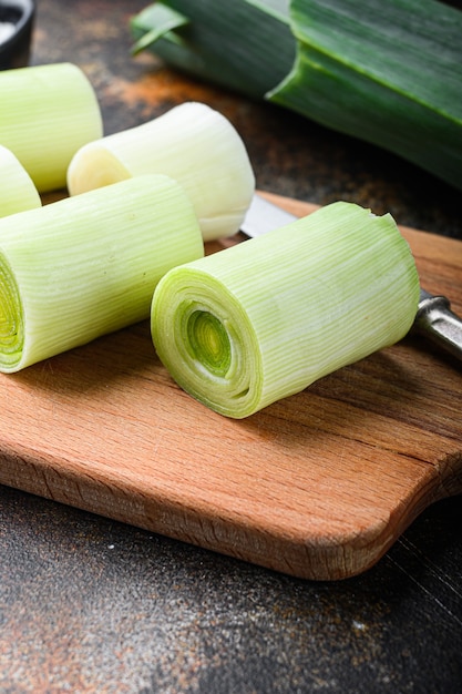 Poireaux hachés crus pour la cuisson des poireaux braisés aux herbes