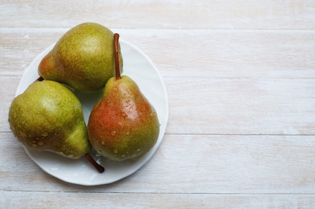 Poires sur une assiette sur la table