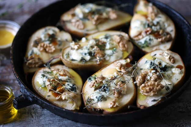 Poires au four au bleu dor miel thym et noix Cuisine à la française