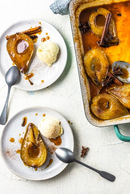 Poires au four au caramel et aux épices Nourriture sucrée festive de Noël