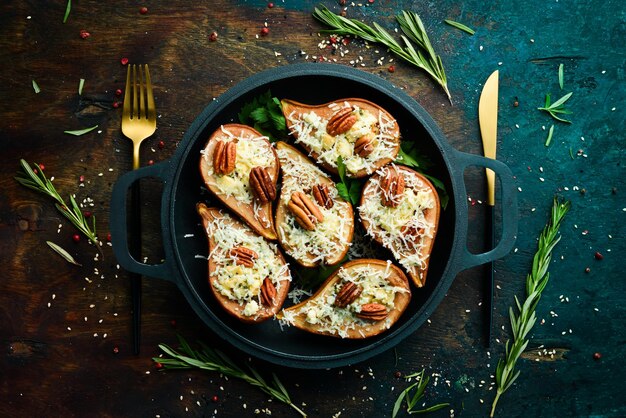 Poires au four avec fromage bleu et noix Dans une poêle Style rustique Mise à plat