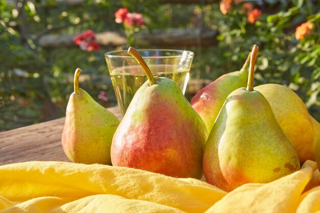 Poires et cidre dans un verre