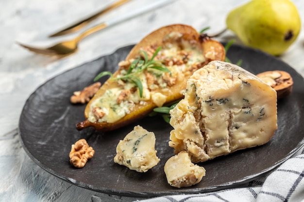 Poires cuites au four avec des noix de fromage bleu et du miel Cuisine française Régime Keto Déjeuner végétarien bannière menu recette place pour le texte vue de dessus