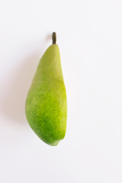 Poires dans une assiette et tranches de poires vue de dessus fond en bois avec poires