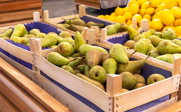 Photo des poires dans une boîte en bois au marché