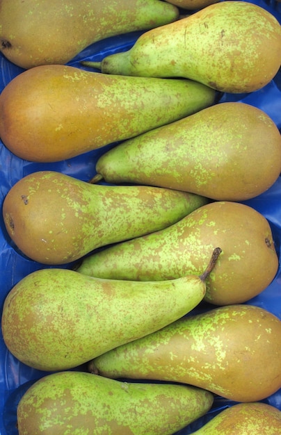 Poires fraîches dans un étal de marché