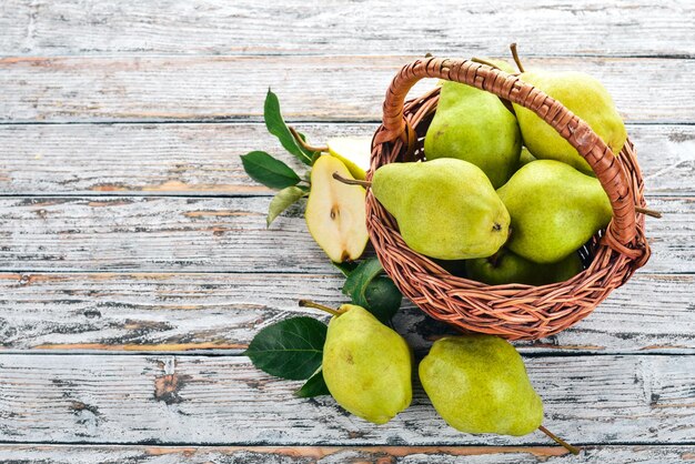 Poires fraîches dans un panier en bois Fruits Espace libre pour le texte Vue de dessus