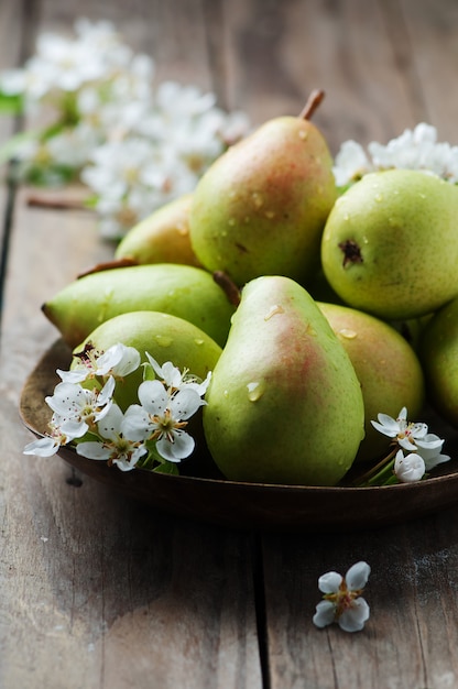 Poires fraîches sucrées sur la table en bois