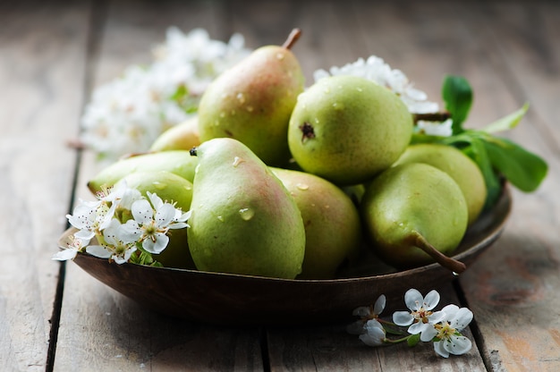 Poires fraîches sucrées sur la table en bois