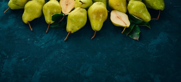 Poires fraîches sur une table en pierre noire Fruits Espace libre pour le texte Vue de dessus