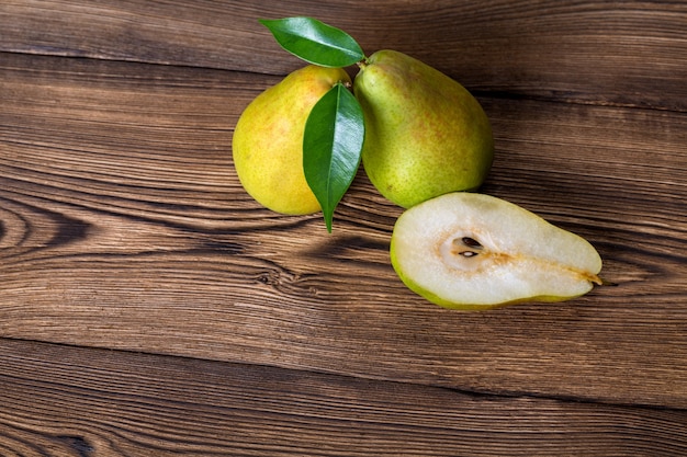 Poires fruits sur fond de table en bois ancien