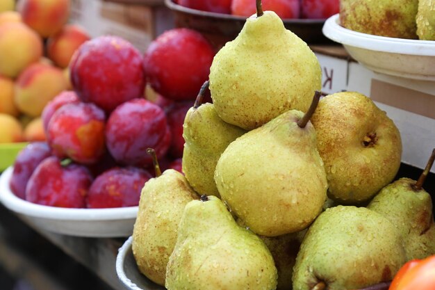 Photo poires sur le marché agricole local fruits écologiques produits juteux shopping produits biologiques épicerie saine marché de la saison d'automne photo de haute qualité